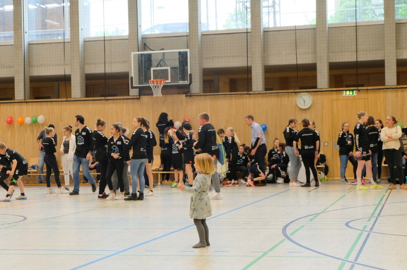 Wenn ich groß bin, will ich Handballerin werden!   Na, dann fang schonmal an und komm vorbei.		  Jeden Montag von 15:00 bis 16:00 Uhr treffen sich unsere 3-6- jährigen Jungs und Mädels in der Riegerhofhalle, um erste Bewegungserfahrungen mit und ohne Ball zu sammeln. Die Bambinis gibt es nun schon über zwei Jahre und sie sind fester Bestandteil der Handballkids geworden.  Am Wochenende haben sie noch frei. Wir rennen, purzeln, balancieren, springen, werfen, schießen, rollen, klettern und spielen. Wir sind sehr stolz, wenn wir wieder etwas Neues dazugelernt haben. Unsere Eltern auch???? Habt Mut und macht mit! 